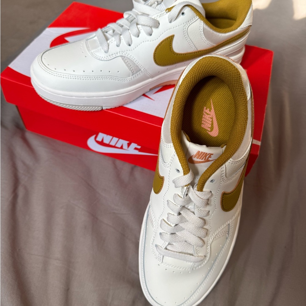 🔥Nike White and Gold Athletic Shoes